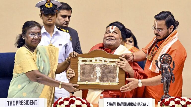 संस्कृत विद्वान रामभद्राचार्य और गीतकार गुलजार को ज्ञानपीठ पुरस्कार, राष्ट्रपति मुर्मू ने किया सम्मानित