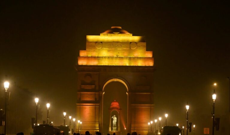 भारत-पाक तनाव के बीच हाई अलर्ट, दिल्ली समेत देशभर में सुरक्षा कड़ी