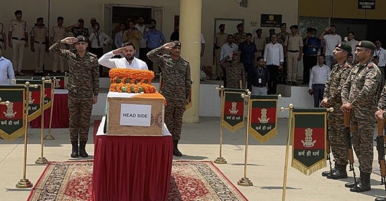 पाकिस्तानी गोलीबारी में  शहीद जवान रामबाबू सिंह का पार्थिव शरीर पटना पहुंचा, नेताओं ने दी श्रद्धांजलि