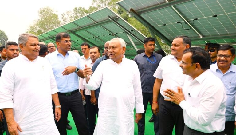 सीएम नीतीश कुमार ने पटना के बिक्रम में सौर ऊर्जा परियोजना का उद्घाटन किया