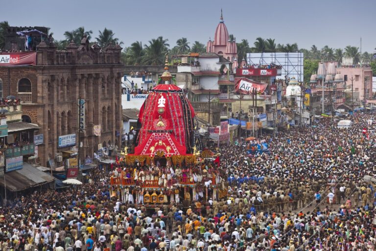 पुरी में उमड़ा श्रद्धालुओं का सैलाब, भगवान जगन्नाथ की रथ यात्रा धूमधाम से शुरू