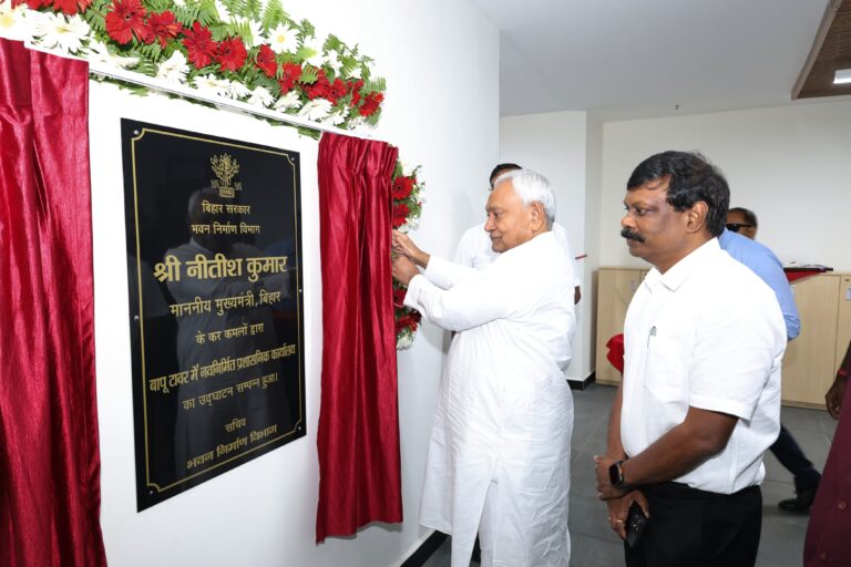 पटना में बापू टावर का सीएम नीतीश कुमार ने किया उद्घाटन, स्कूली बच्चों से की मुलाकात