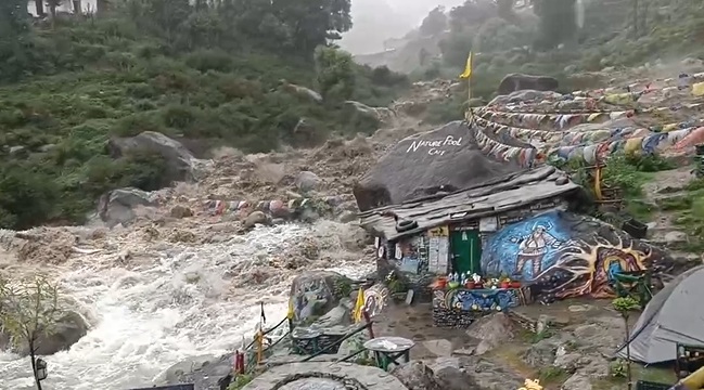 हिमाचल के मंडी में बारिश का कहर, ठुनाग गांव में भारी तबाही — कई लोग लापता, 5 की मौत