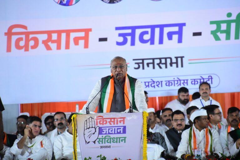 रायपुर में कांग्रेस की किसान-जवान-संविधान जनसभा, खड़गे ने BJP पर लगाए कई आरोप