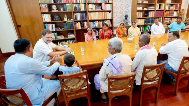 राहुल गांधी ने दिखाया वीडियो, जिसमें ‘जिंदा’ लोगों को वोटर लिस्ट में मृत बताया गया