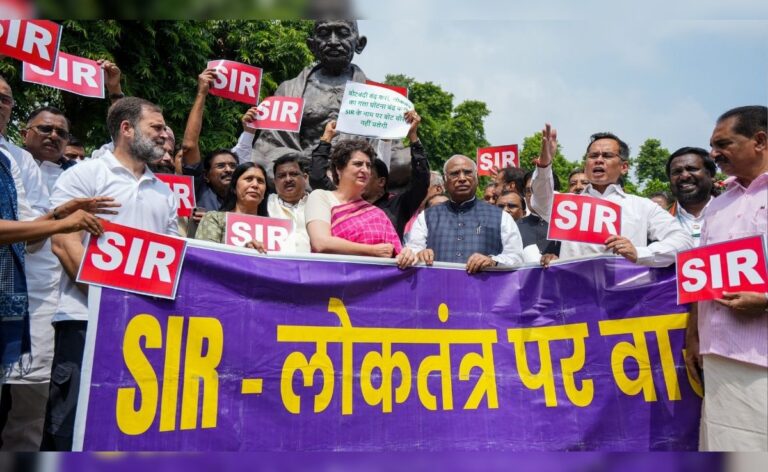 वोट चोरी और SIR के खिलाफ मार्च, राहुल-प्रियंका समेत विपक्षी सांसद हिरासत में, बाद में रिहा