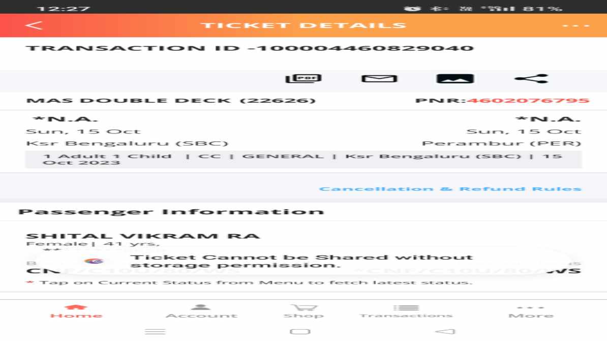 यात्री IRCTC ऐप पर टिकट कैंसिल करते हुए, नए रेलवे रिफंड नियम को दर्शाता दृश्य