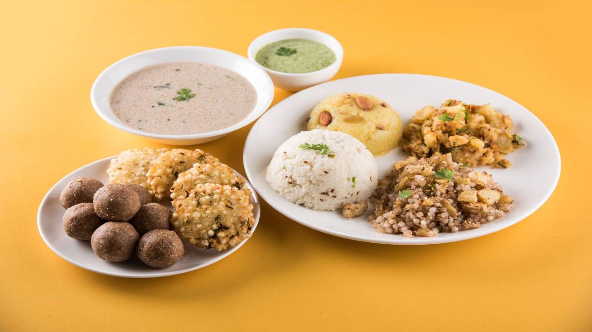 एक संतुलित व्रत की थाली जिसमें फल, दही, साबूदाना और ड्राई फ्रूट्स शामिल हैं