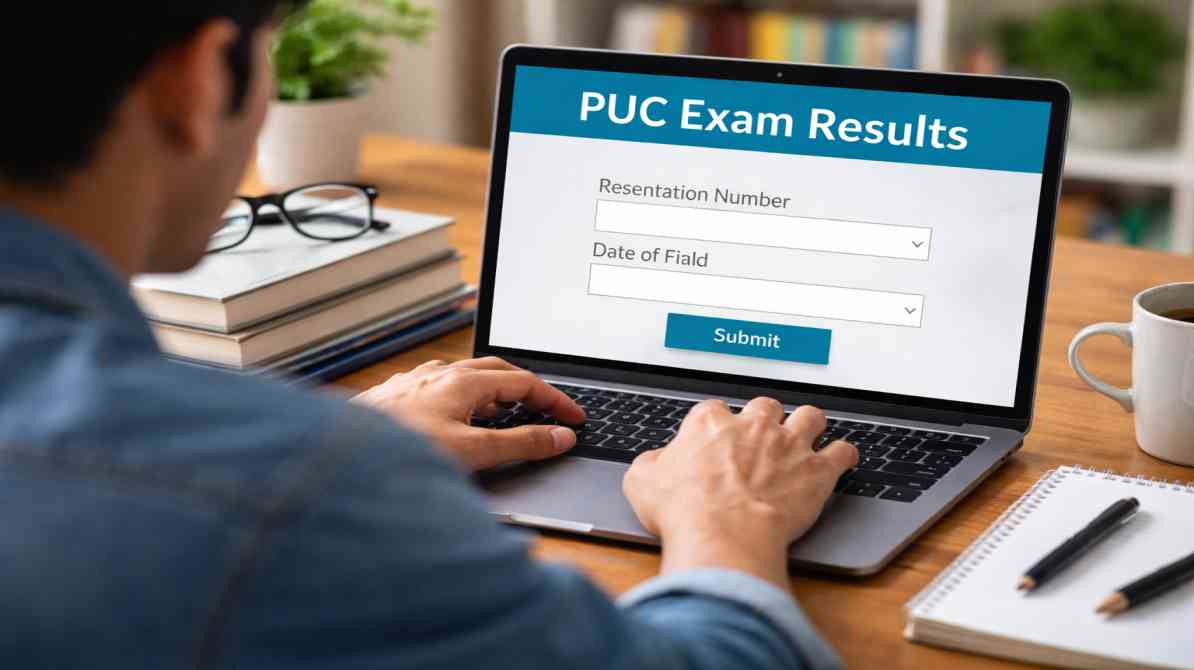 लैपटॉप पर छात्र द्वारा Karnataka 1st PUC Result 2026 चेक करने का दृश्य, जिसमें अध्ययन सामग्री और शांत वातावरण दिखाई दे रहा है।