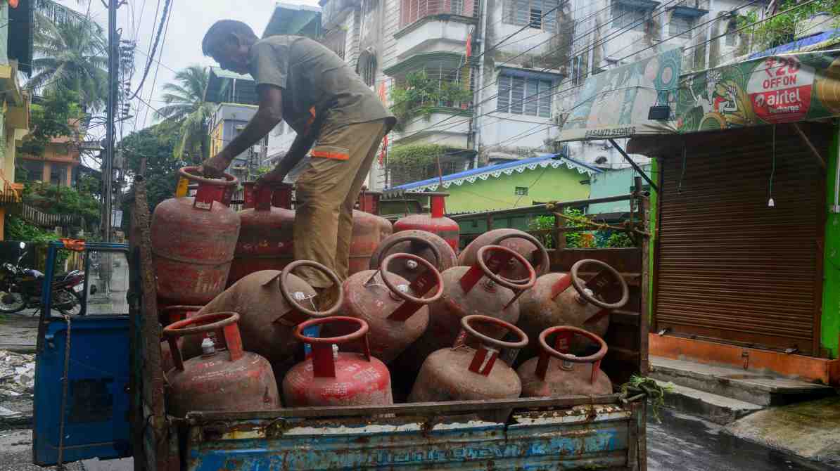 भारत में घरेलू LPG गैस सिलेंडर की सप्लाई सामान्य