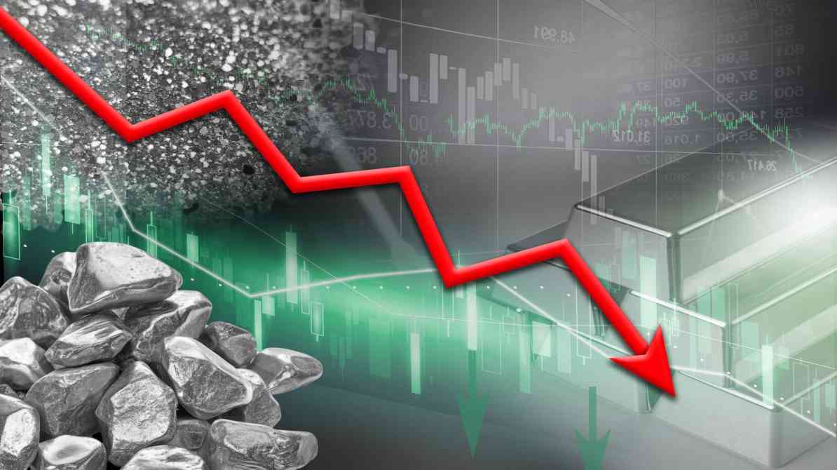 सोने और चांदी के आभूषण और सिक्कों की तस्वीर जो कीमतों में गिरावट को दर्शाती है