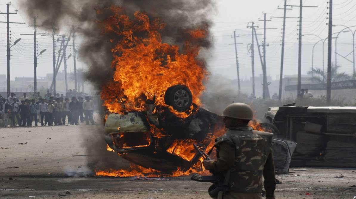 नोएडा के औद्योगिक क्षेत्र में पुलिस और प्रशासन की मौजूदगी, जहां हिंसा के बाद हालात नियंत्रण में लाए गए