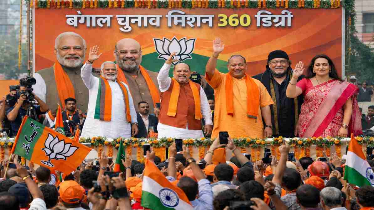 पश्चिम बंगाल में चुनावी रैली का दृश्य, जहां बड़े नेता और भीड़ दिखाई दे रही है, भाजपा के प्रचार अभियान को दर्शाता हुआ