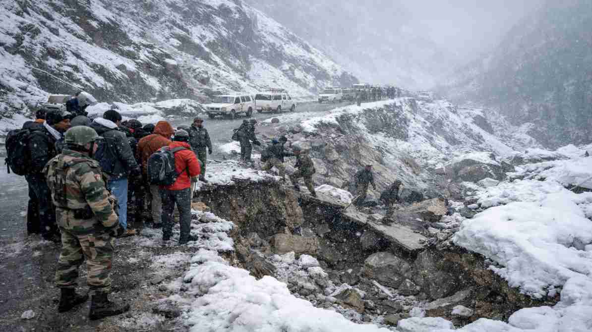 लाचेन-चुंगथांग रोड पर बर्फबारी और भूस्खलन के कारण क्षतिग्रस्त सड़क और फंसे हुए पर्यटक