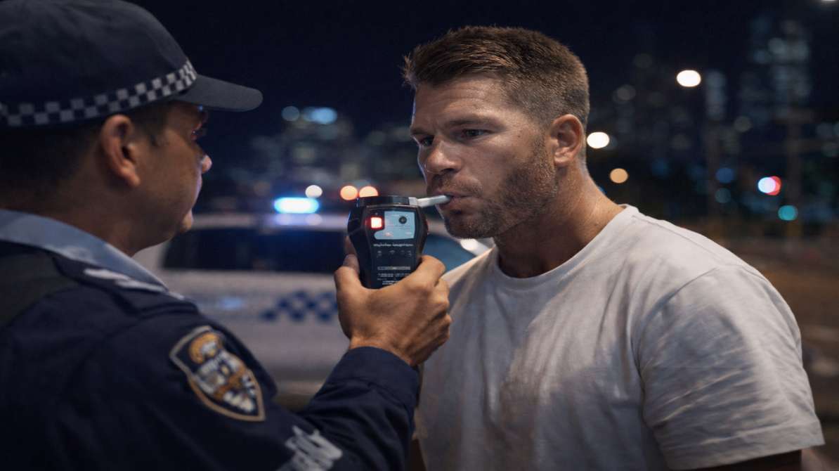 सिडनी में पुलिस द्वारा ब्रेथ टेस्ट के दौरान डेविड वॉर्नर की जांच का प्रतीकात्मक दृश्य