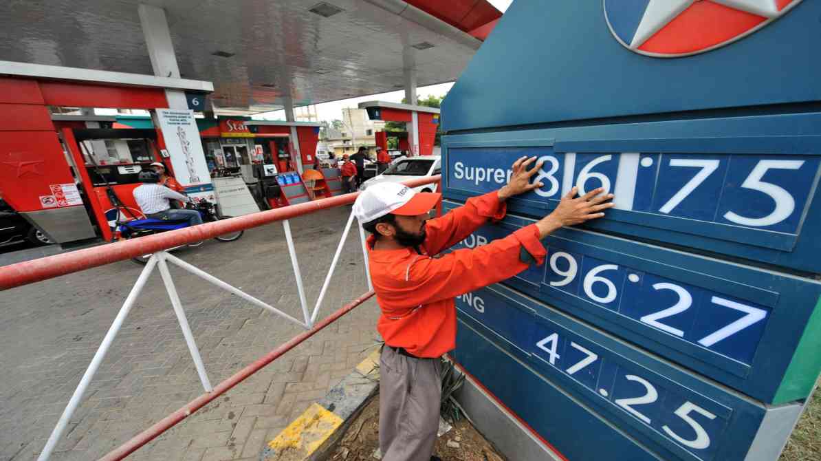 एक पेट्रोल पंप पर वाहन चालकों की लाइन, जो पाकिस्तान में ईंधन की नई कीमतों के बाद की स्थिति को दर्शाती है।