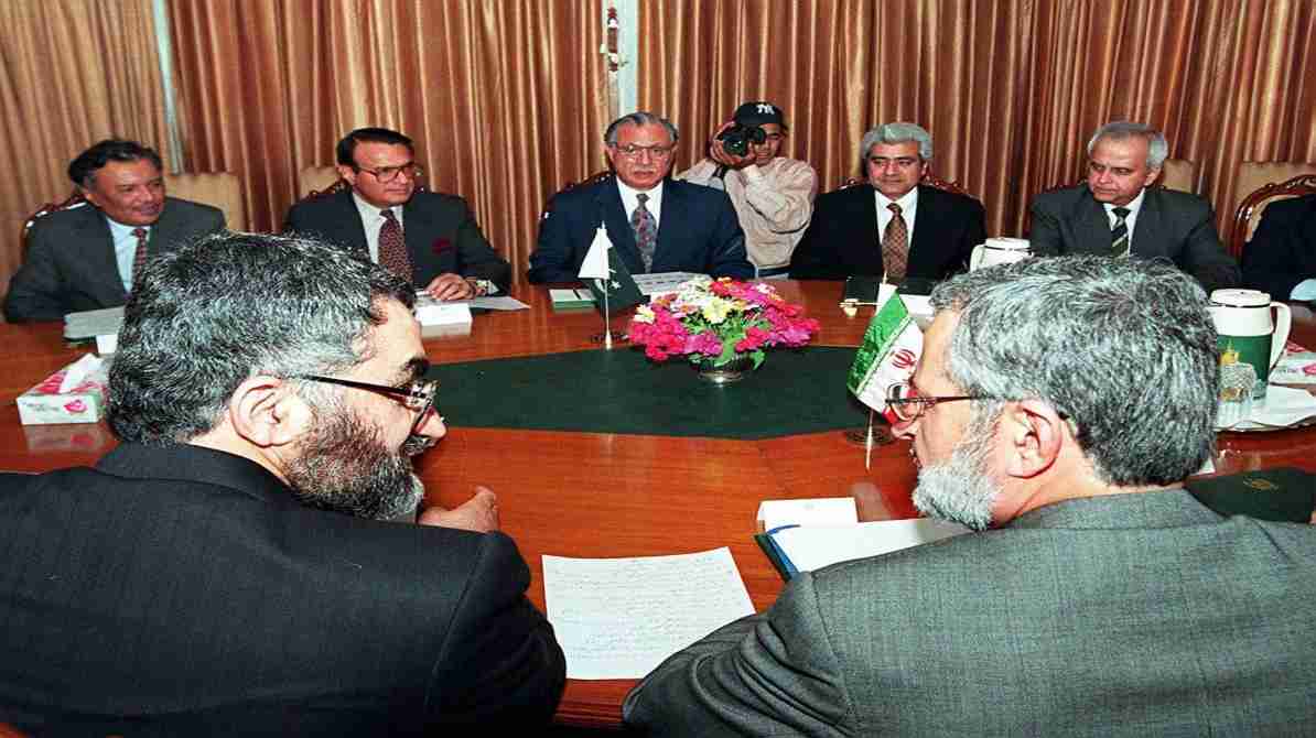 पाकिस्तान के इस्लामाबाद में ईरान और अमेरिका के प्रतिनिधिमंडल के बीच चल रही हाई-लेवल बैठक का दृश्य