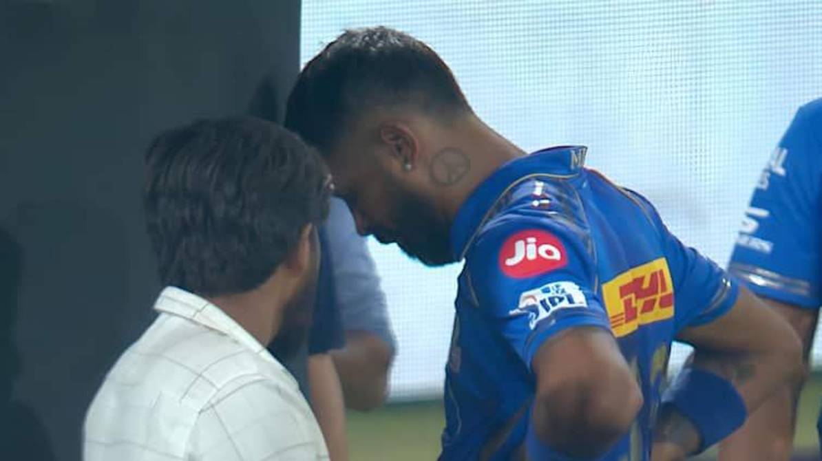 वानखेड़े स्टेडियम में मैच के बाद निराश खड़े मुंबई इंडियंस के खिलाड़ी