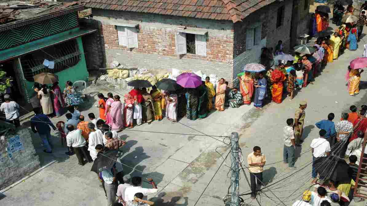 कोलकाता के एक मतदान केंद्र में बिजली की कमी और वैकल्पिक व्यवस्था का दृश्य