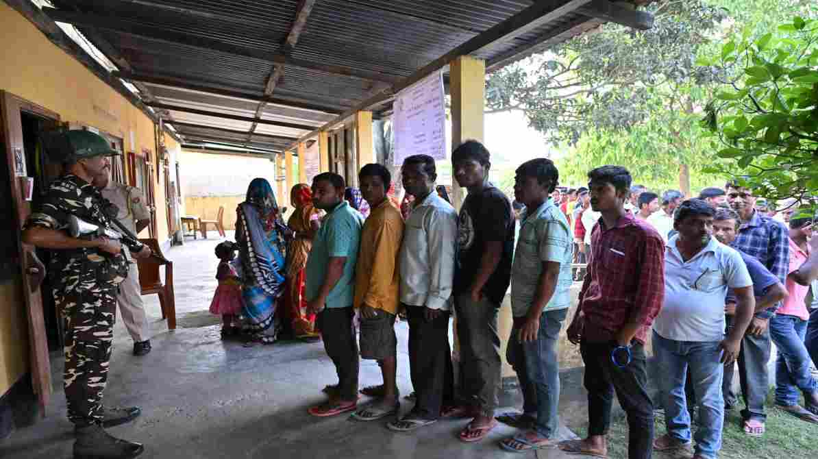 असम, केरल और पुडुचेरी में मतदान के दौरान लोगों की भारी भीड़ और उत्साह का दृश्य