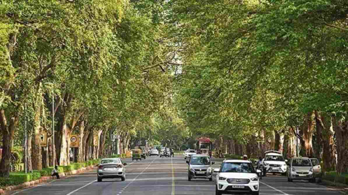 एक सिविल लाइंस इलाके की तस्वीर, जिसमें पुराने ब्रिटिश दौर की इमारतें और आधुनिक शहरी ढांचा नजर आ रहा है।