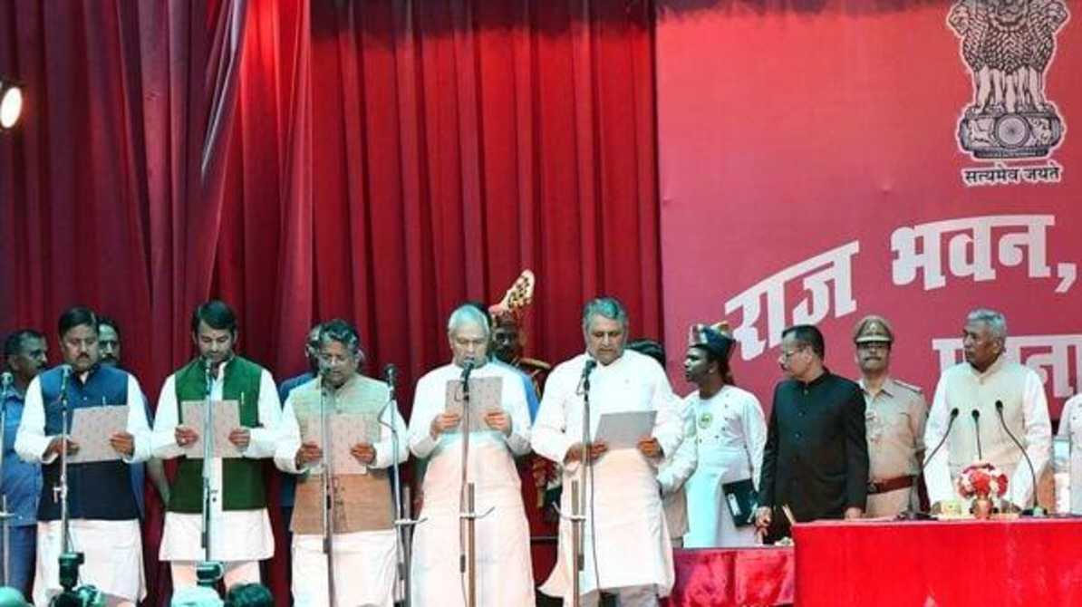 लोकभवन में आयोजित शपथ समारोह के दौरान सम्राट चौधरी मुख्यमंत्री पद की शपथ लेते हुए, मंच पर वरिष्ठ नेता मौजूद