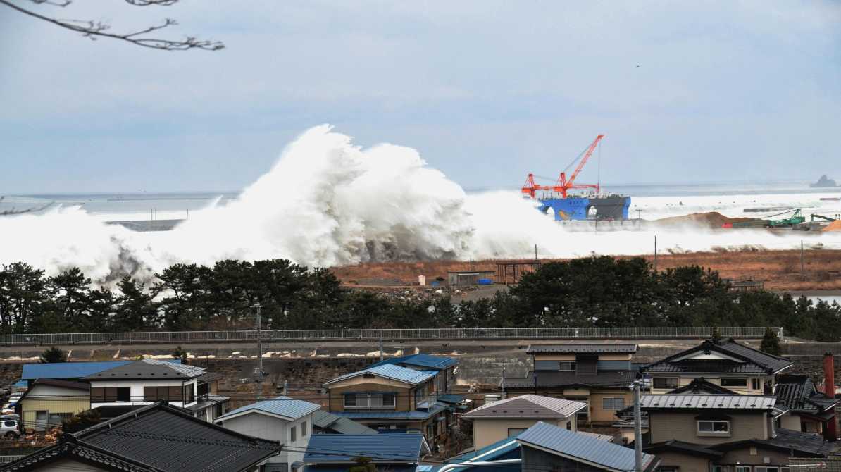 जापान के पूर्वोत्तर तट पर भूकंप के बाद समुद्र में उठती लहरें और आपातकालीन स्थिति का दृश्य