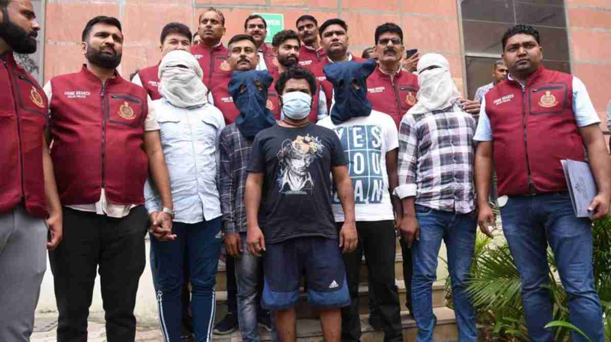 दिल्ली के पॉश इलाके में हुई डकैती के बाद पुलिस टीम जांच में जुटी हुई है, जहां आरोपी 30 लाख के जेवर लूटकर फरार हो गए।