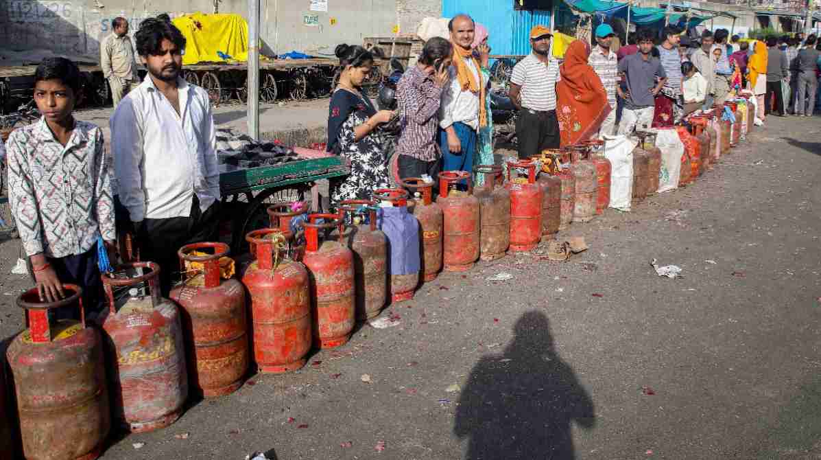 बावना इलाके में पुलिस छापेमारी के दौरान एक जगह पर रखे गए कई LPG सिलेंडर