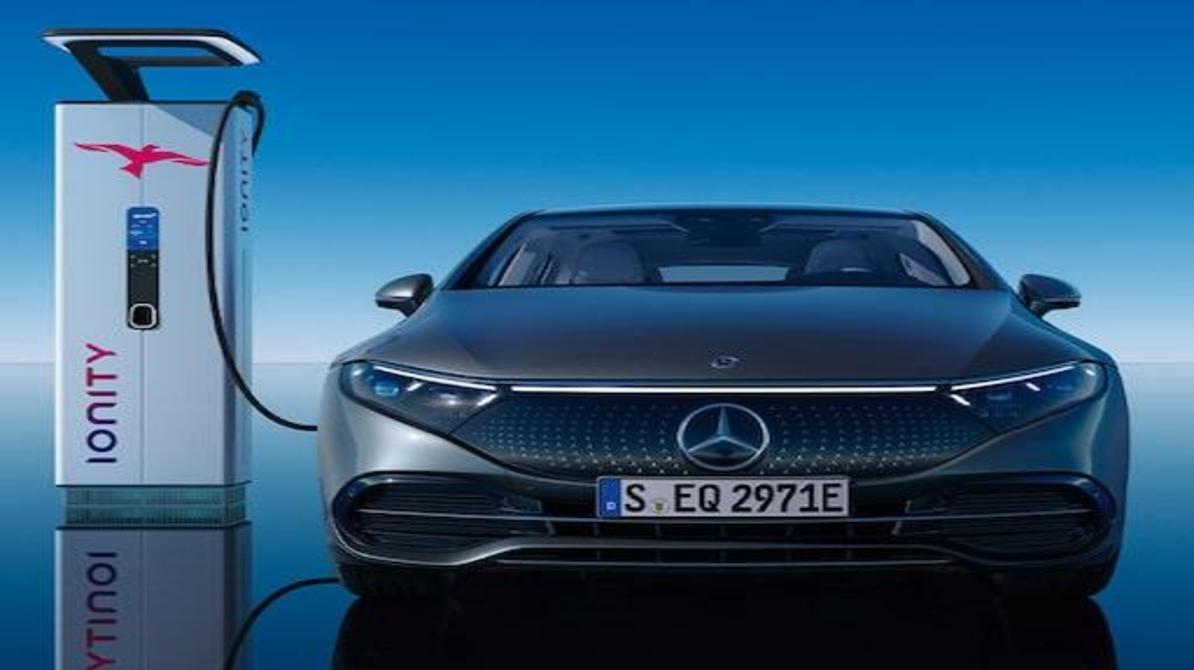 यह इमेज Mercedes CLA EV 2026 के एक्सटीरियर और मॉडर्न डिजाइन को दिखाती है, जिसमें इलेक्ट्रिक टेक्नोलॉजी और लग्जरी स्टाइल नजर आता है।