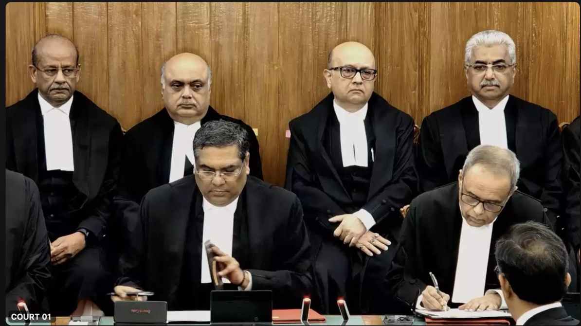 कोर्ट रूम का दृश्य जहां जज और वकील PIL पर बहस कर रहे हैं