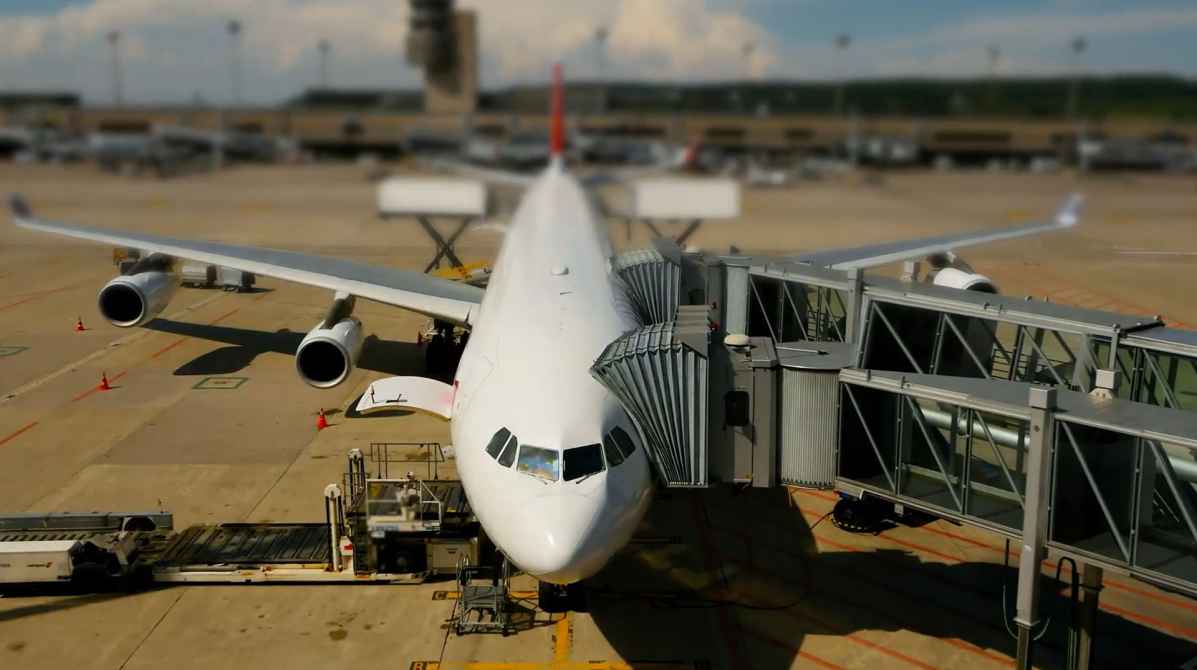 एयरप्लेन के अंदर इकोनॉमी क्लास सीटें और यात्री, फ्लाइट सीट फ्री नियम से जुड़ी खबर