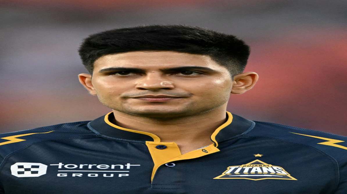 IPL 2026 में गुजरात टाइटंस के कप्तान शुभमन गिल मैदान पर टीम को निर्देश देते हुए