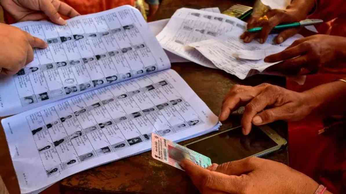 मतदाता सूची संशोधन से संबंधित सांकेतिक फोटो, जिसमें वोटर लिस्ट, वोटर आईडी कार्ड और चुनाव प्रक्रिया को दर्शाया गया है।