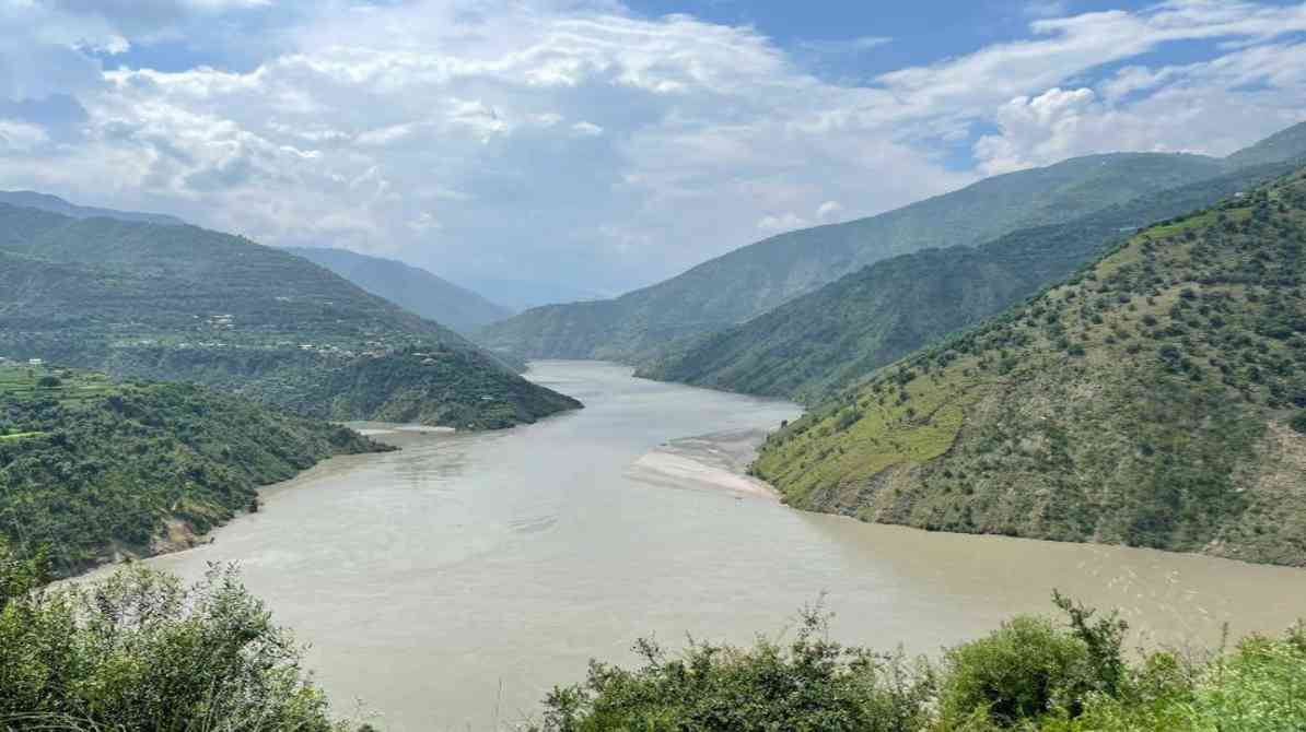 सिंधु नदी, जलाशय और बहते पानी को दर्शाती एक हाई-रिज़ॉल्यूशन सांकेतिक तस्वीर, जो पाकिस्तान जल संकट और जल प्रबंधन की स्थिति को दर्शाती है।