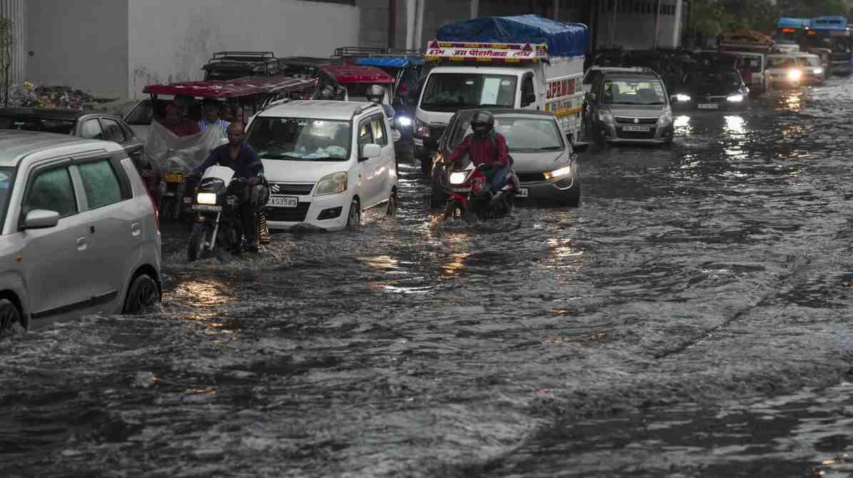 दिल्ली-एनसीआर की जलमग्न सड़कें, उत्तर प्रदेश में बारिश से प्रभावित इलाके और गुजरात में बाढ़ जैसी स्थिति को दर्शाती तस्वीर।